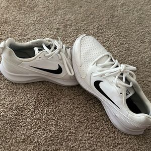 Nike women’s sneakers size 7.5 excellent condition